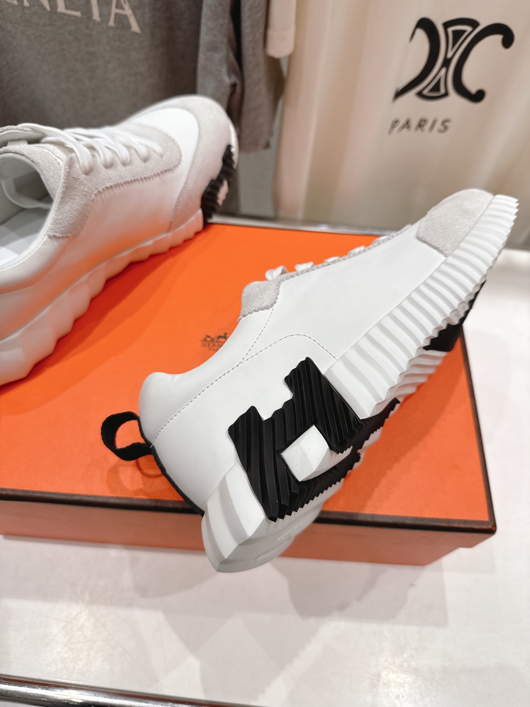 高版本出厂  男码+10 情侣款
   Hermes/爱马仕H家25ss新款情侣运动休闲鞋跑步鞋
经典运