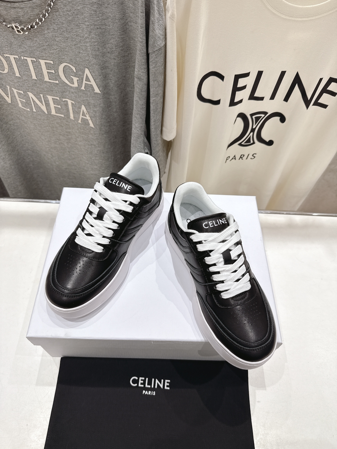 高版本出厂  薄底
 CELINE*思琳赛琳 2025ss新款徽标系带薄底休闲鞋小白鞋
简单舒服，干净利