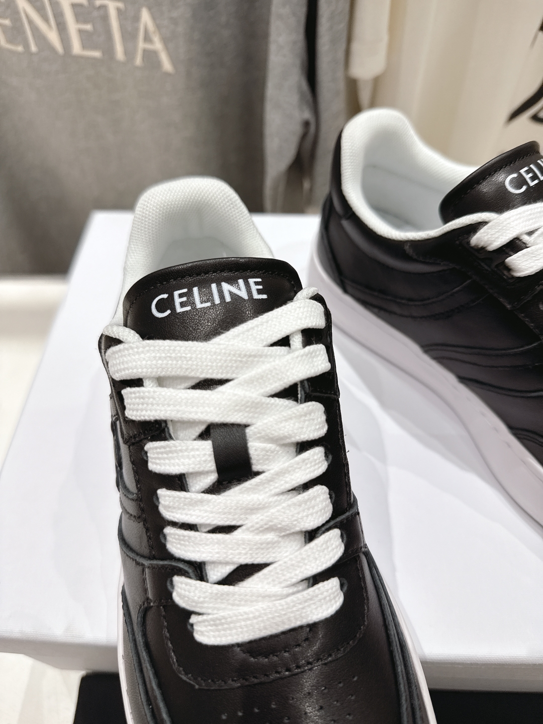 高版本出厂  薄底
 CELINE*思琳赛琳 2025ss新款徽标系带薄底休闲鞋小白鞋
简单舒服，干净利