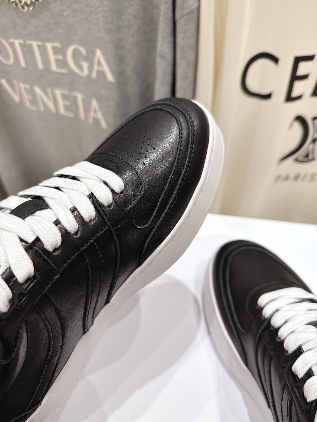 高版本出厂  薄底
 CELINE*思琳赛琳 2025ss新款徽标系带薄底休闲鞋小白鞋
简单舒服，干净利