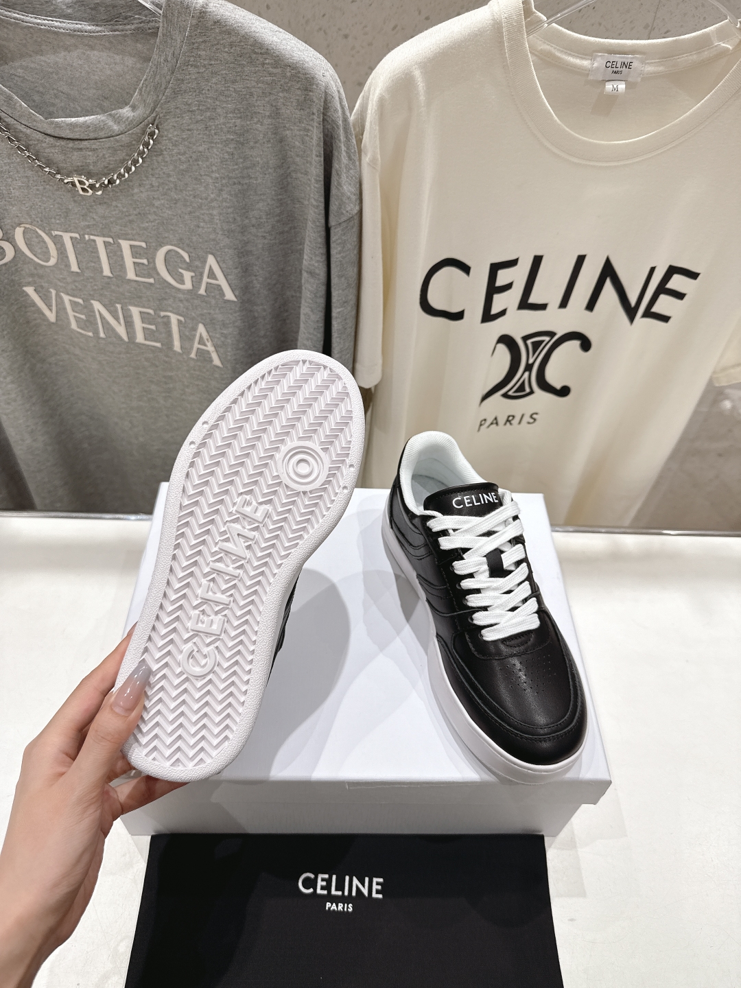 高版本出厂  薄底
 CELINE*思琳赛琳 2025ss新款徽标系带薄底休闲鞋小白鞋
简单舒服，干净利