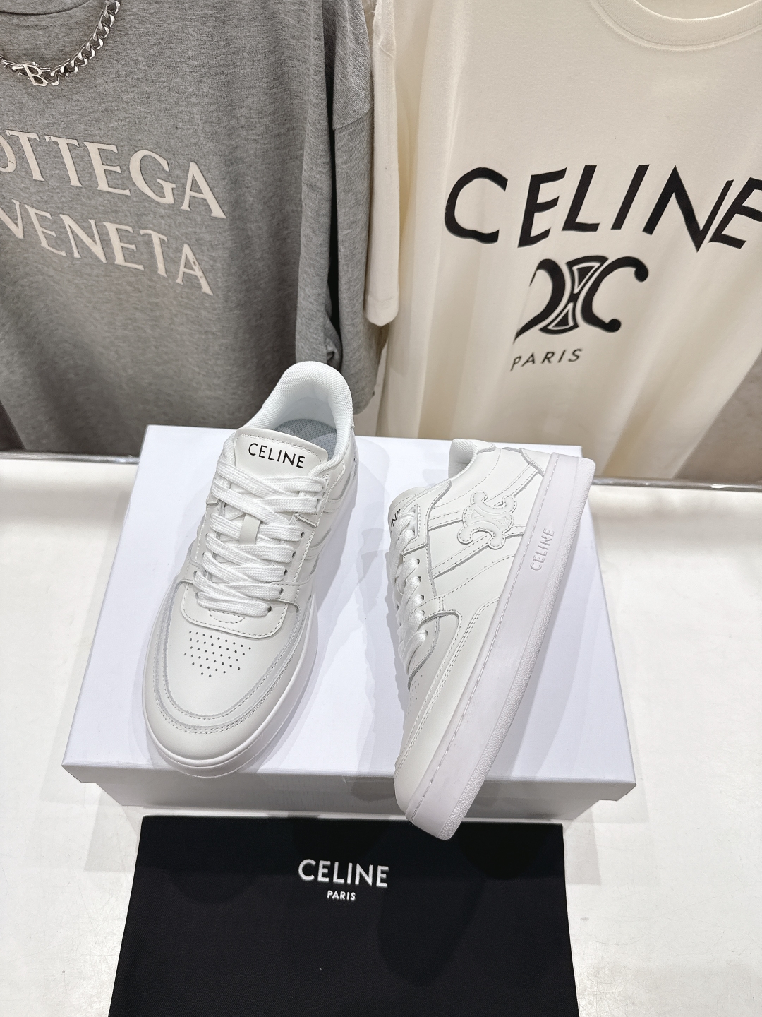 高版本出厂  薄底
 CELINE*思琳赛琳 2025ss新款徽标系带薄底休闲鞋小白鞋
简单舒服，干净利
