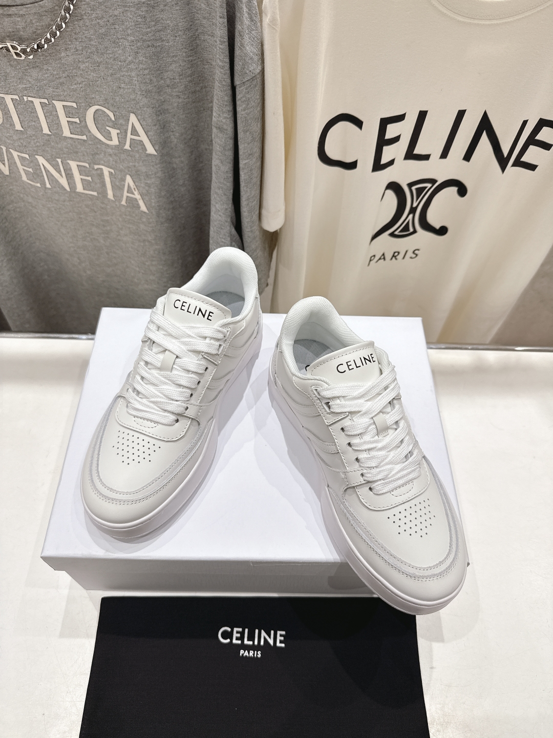 高版本出厂  薄底
 CELINE*思琳赛琳 2025ss新款徽标系带薄底休闲鞋小白鞋
简单舒服，干净利