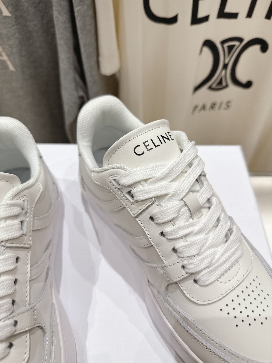 高版本出厂  薄底
 CELINE*思琳赛琳 2025ss新款徽标系带薄底休闲鞋小白鞋
简单舒服，干净利