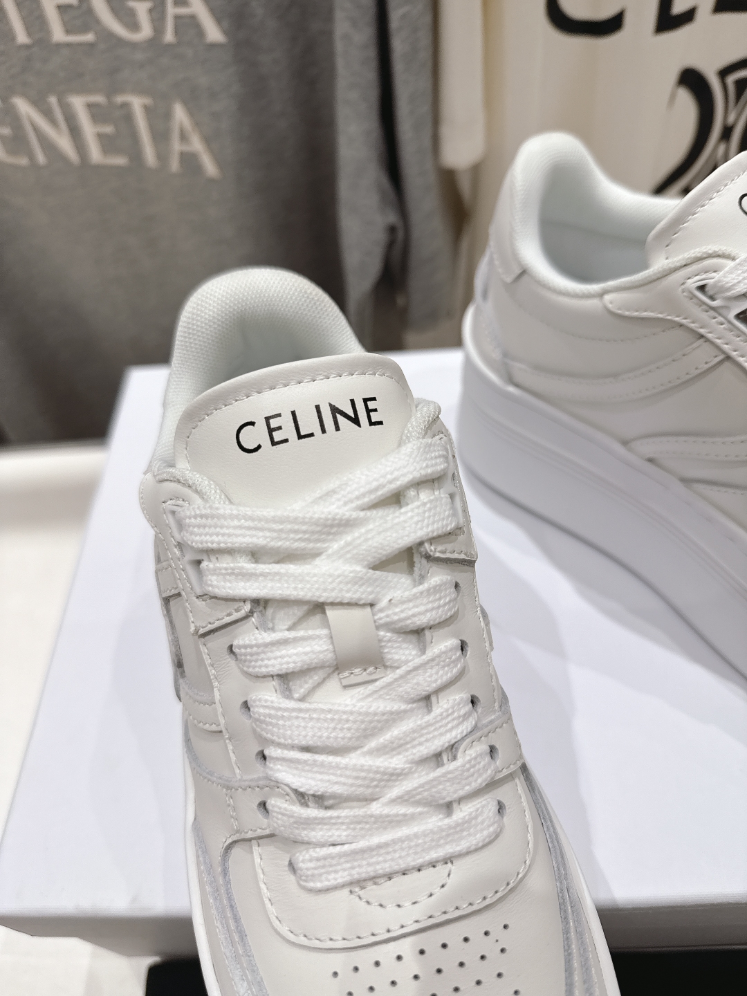 高版本出厂  厚底
 CELINE*思琳赛琳 2025ss新款徽标系带厚底休闲鞋小白鞋
简单舒服，干净利