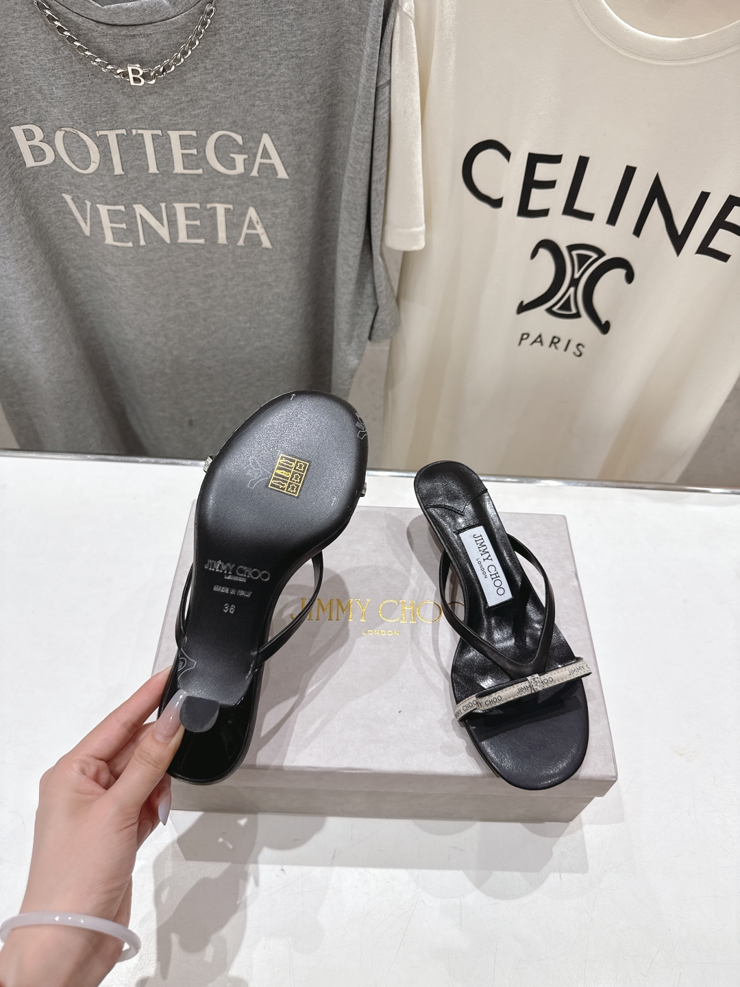 高版本出厂
  JIMMY CHOO｜JC/吉米周2025ss新款简约高跟鞋拖鞋

原版套楦，完美的线条