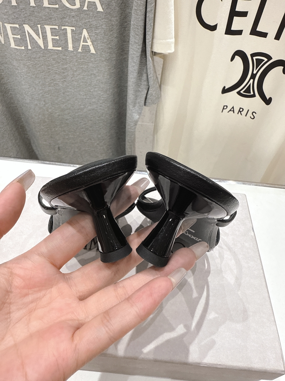 高版本出厂
  JIMMY CHOO｜JC/吉米周2025ss新款简约高跟鞋拖鞋

原版套楦，完美的线条