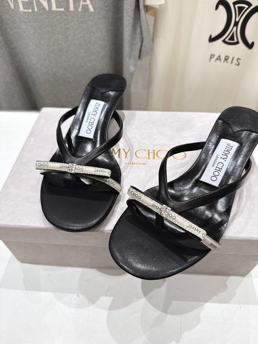 高版本出厂
  JIMMY CHOO｜JC/吉米周2025ss新款简约高跟鞋拖鞋

原版套楦，完美的线条