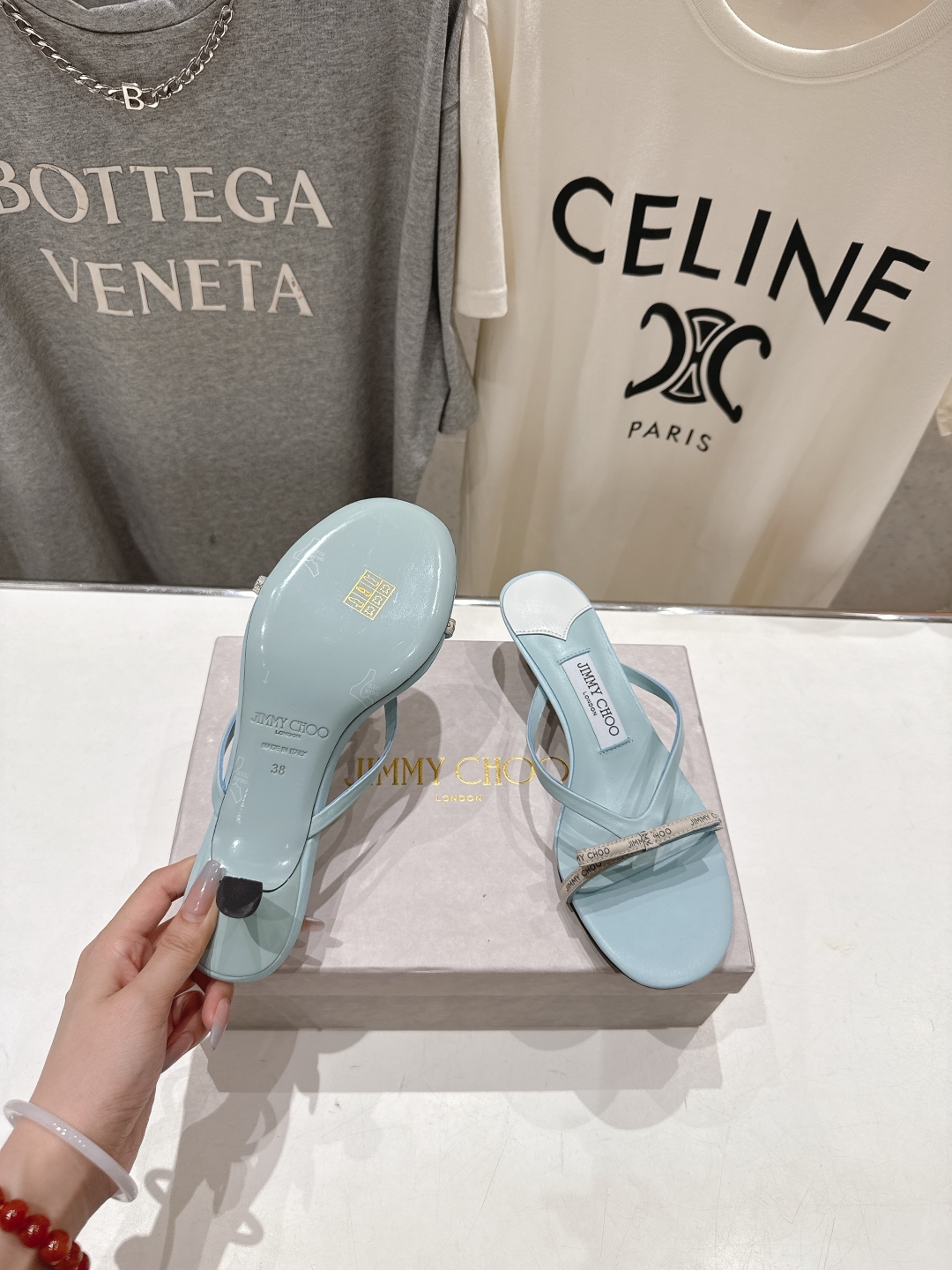 高版本出厂
  JIMMY CHOO｜JC/吉米周2025ss新款简约高跟鞋拖鞋

原版套楦，完美的线条
