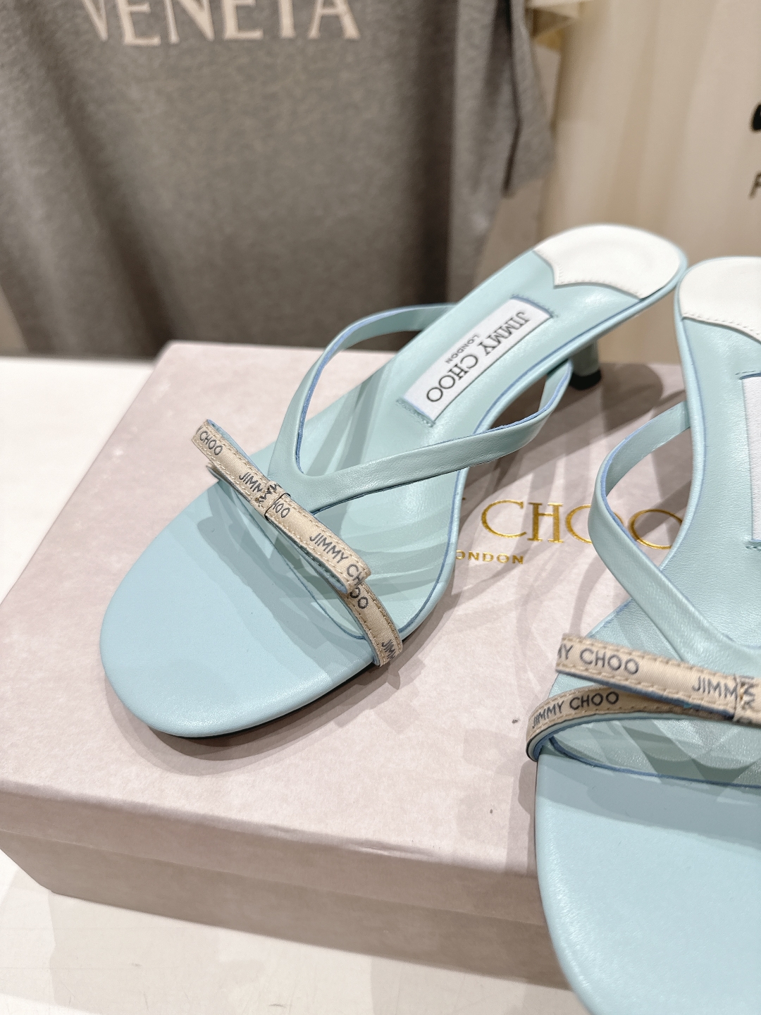 高版本出厂
  JIMMY CHOO｜JC/吉米周2025ss新款简约高跟鞋拖鞋

原版套楦，完美的线条