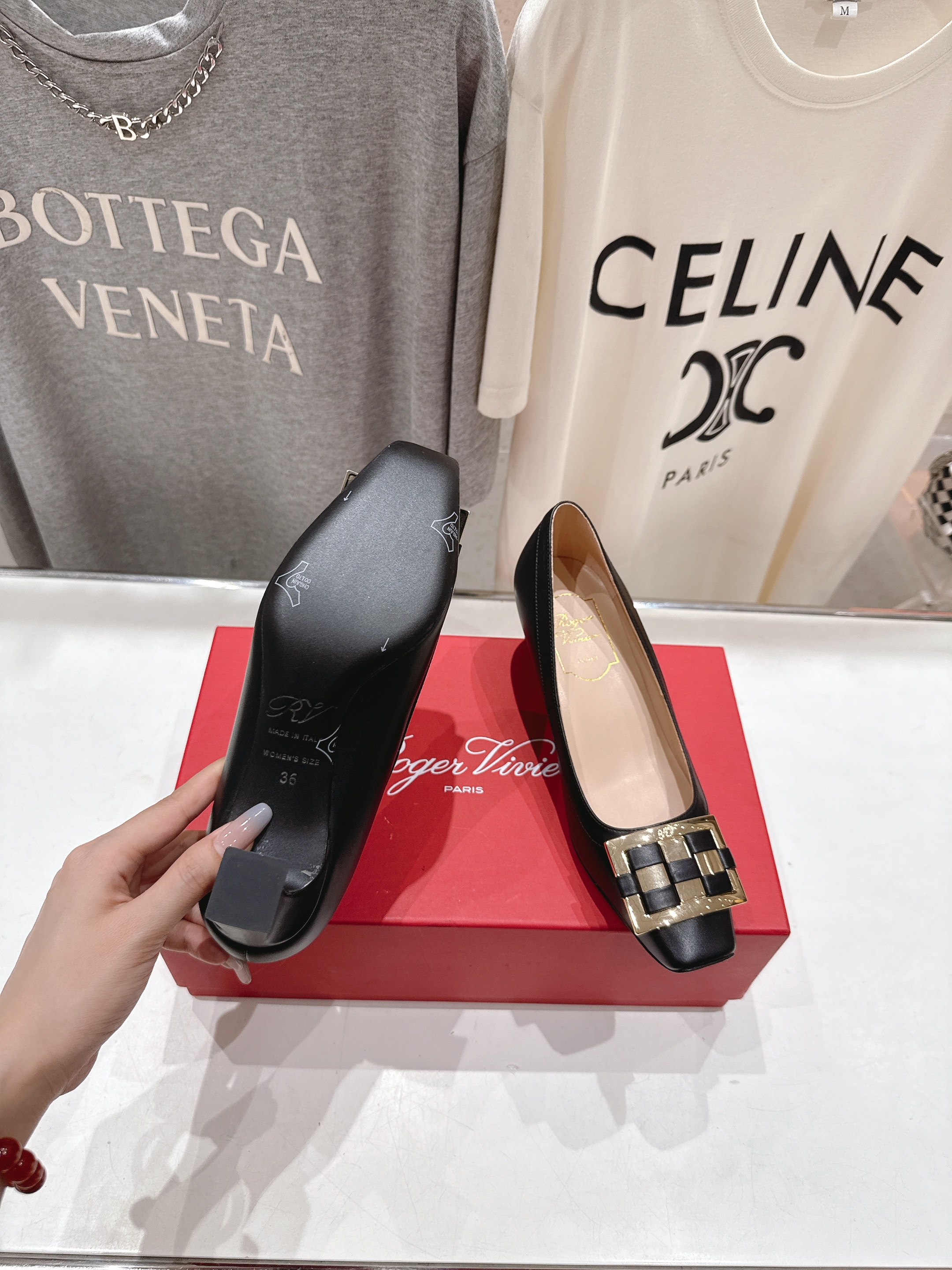 高版本出厂
 Roger vivier RV2025ss新款玛丽珍方扣小方头高跟鞋单鞋
上脚超好看的一款