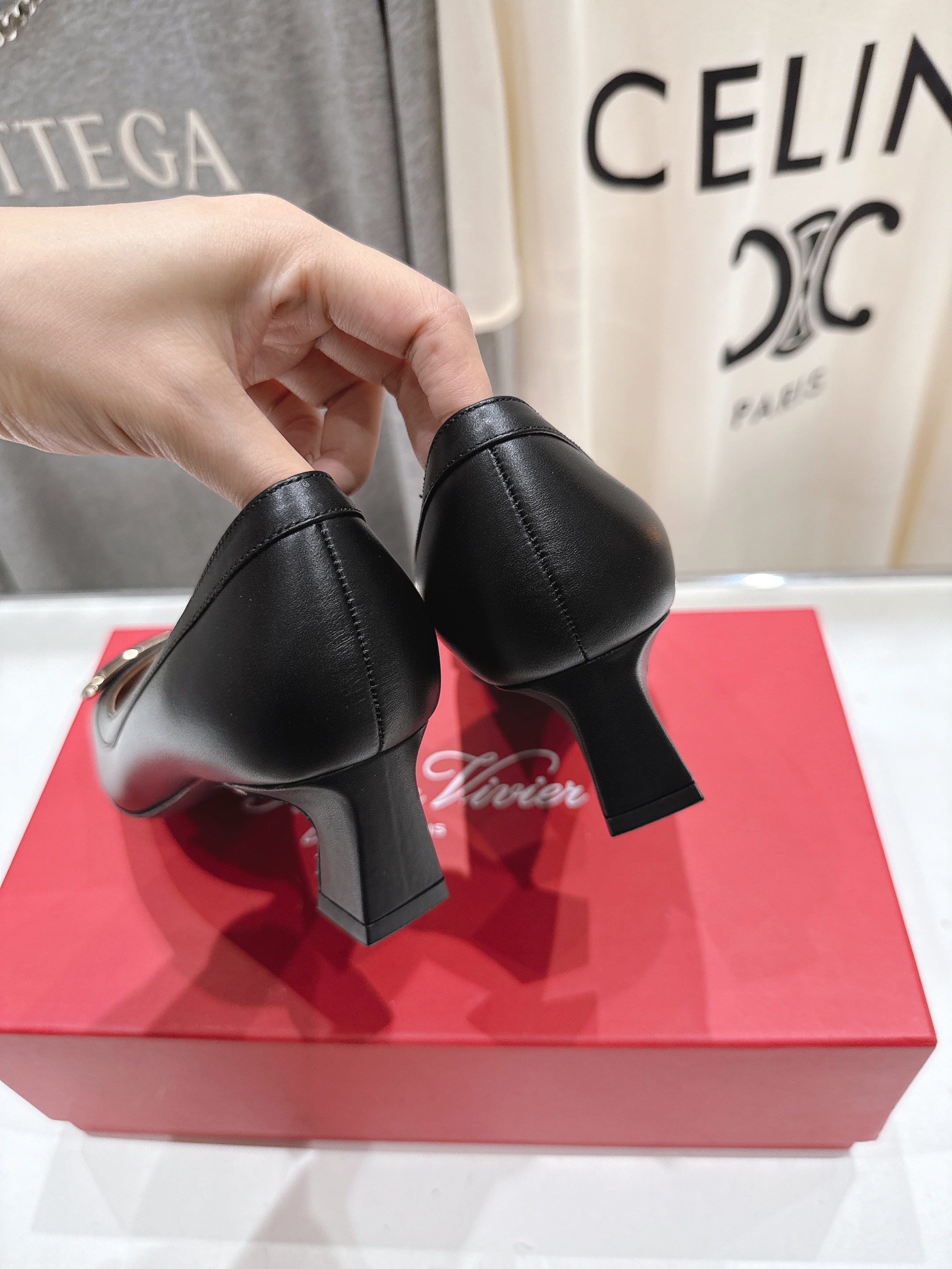 高版本出厂
 Roger vivier RV2025ss新款玛丽珍方扣小方头高跟鞋单鞋
上脚超好看的一款