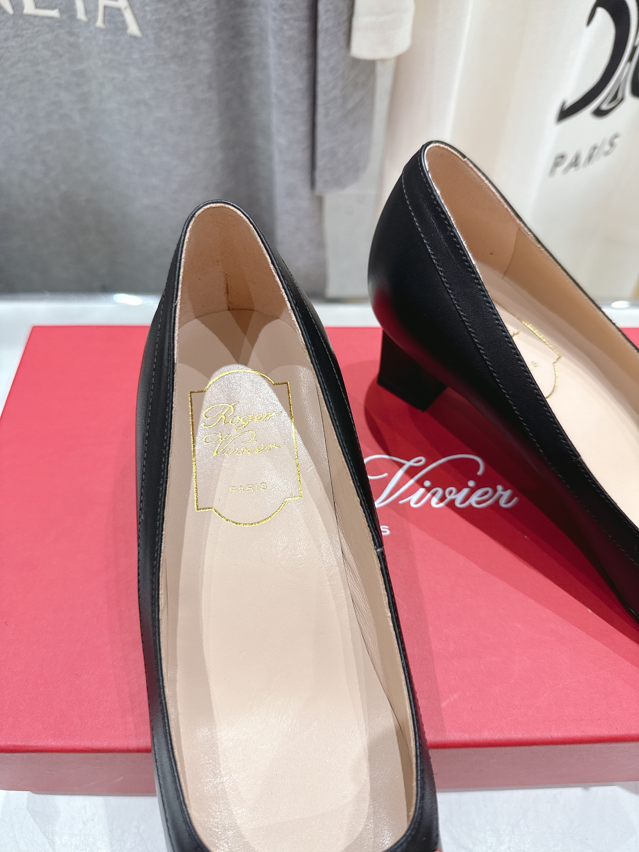 高版本出厂
 Roger vivier RV2025ss新款玛丽珍方扣小方头高跟鞋单鞋
上脚超好看的一款