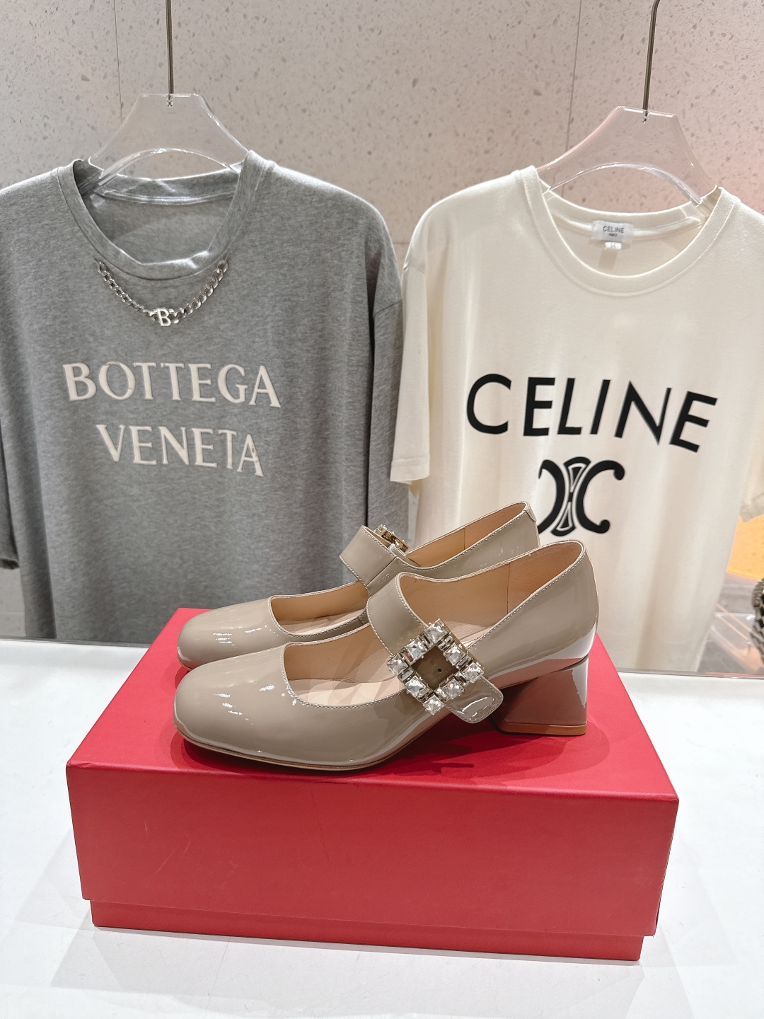 高版本出厂
 Roger vivier RV2025ss新款玛丽珍钻扣高跟鞋单鞋
上脚超好看的一款高跟鞋
