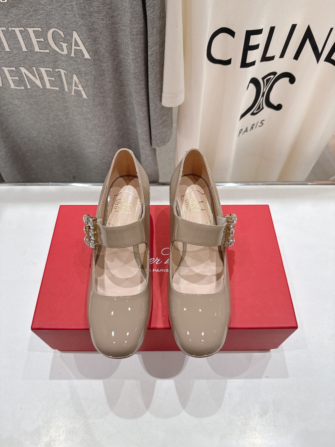 高版本出厂
 Roger vivier RV2025ss新款玛丽珍钻扣高跟鞋单鞋
上脚超好看的一款高跟鞋