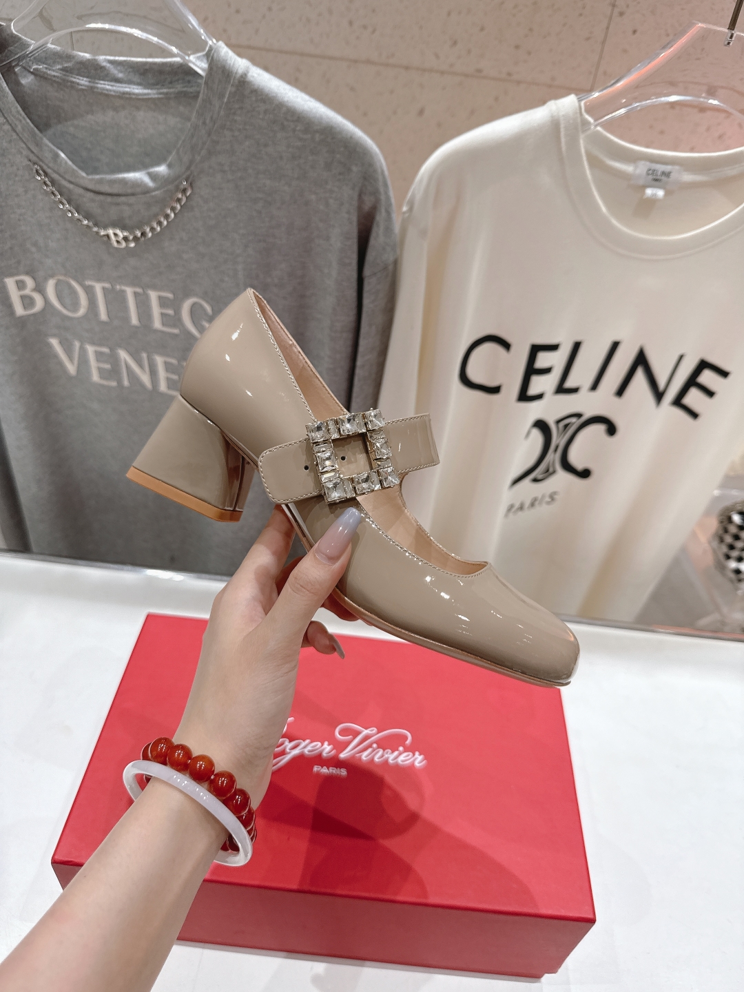 高版本出厂
 Roger vivier RV2025ss新款玛丽珍钻扣高跟鞋单鞋
上脚超好看的一款高跟鞋