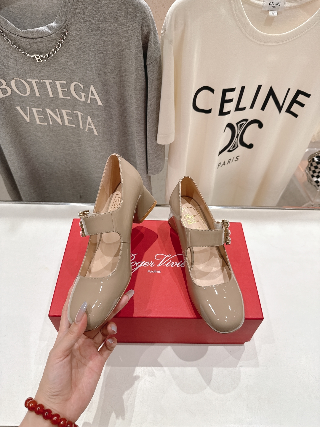 高版本出厂
 Roger vivier RV2025ss新款玛丽珍钻扣高跟鞋单鞋
上脚超好看的一款高跟鞋