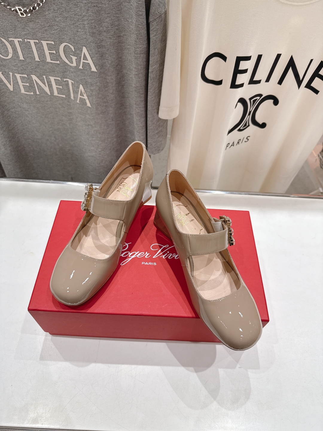 高版本出厂
 Roger vivier RV2025ss新款玛丽珍钻扣高跟鞋单鞋
上脚超好看的一款高跟鞋