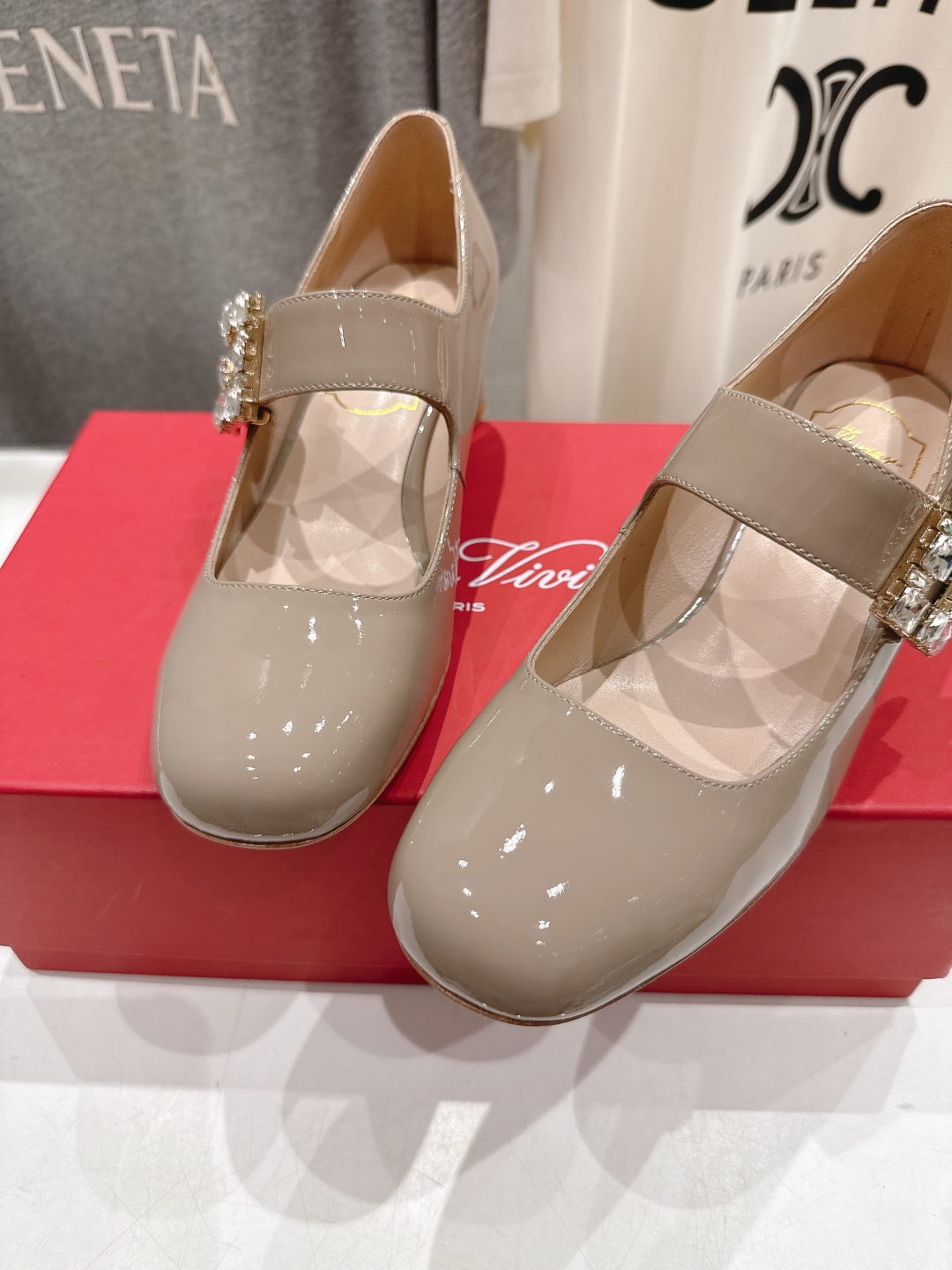 高版本出厂
 Roger vivier RV2025ss新款玛丽珍钻扣高跟鞋单鞋
上脚超好看的一款高跟鞋