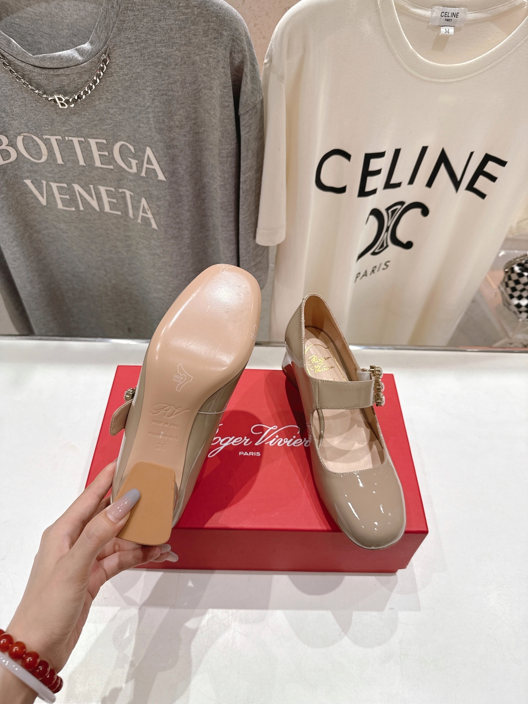 高版本出厂
 Roger vivier RV2025ss新款玛丽珍钻扣高跟鞋单鞋
上脚超好看的一款高跟鞋