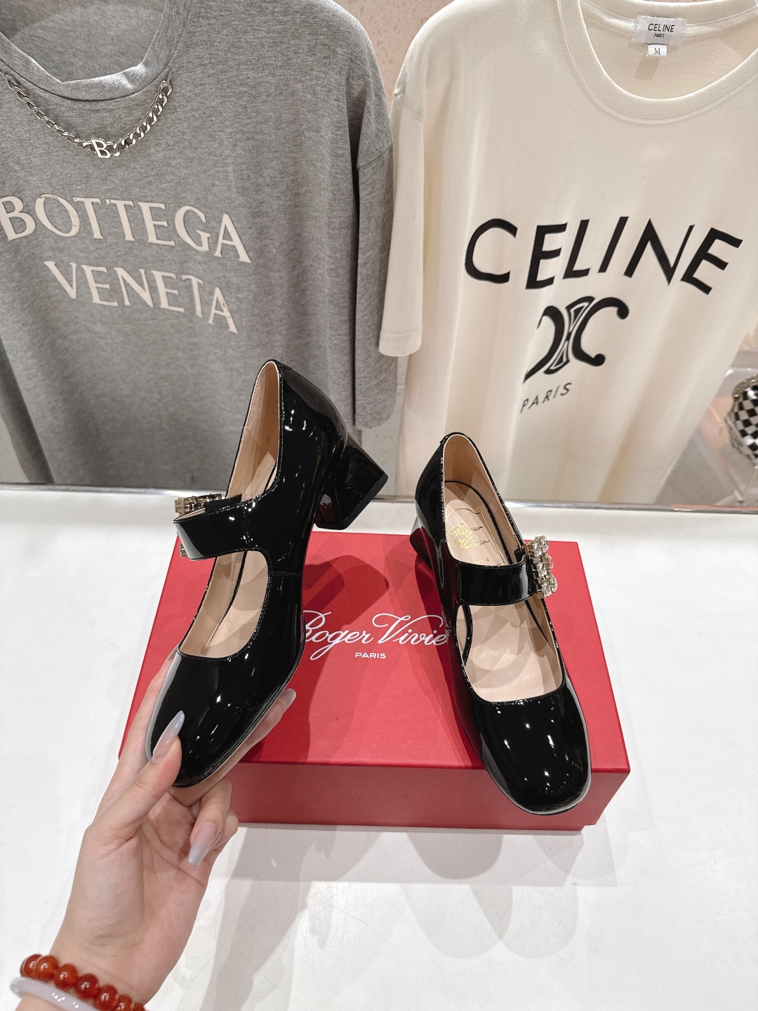 高版本出厂
 Roger vivier RV2025ss新款玛丽珍钻扣高跟鞋单鞋
上脚超好看的一款高跟鞋