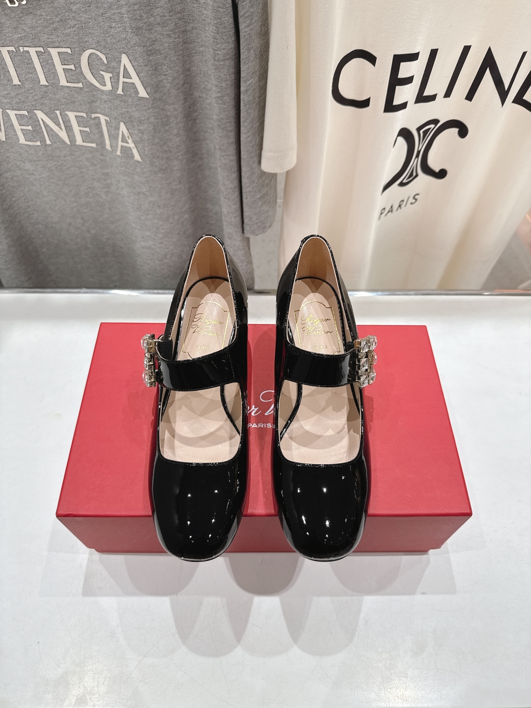 高版本出厂
 Roger vivier RV2025ss新款玛丽珍钻扣高跟鞋单鞋
上脚超好看的一款高跟鞋
