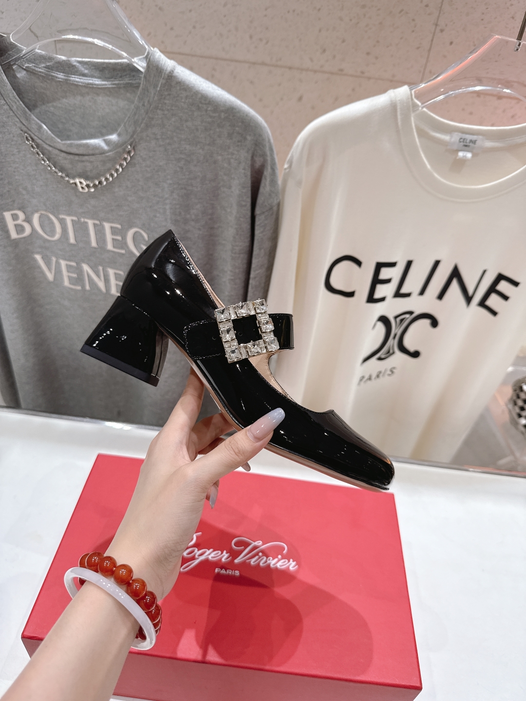 高版本出厂
 Roger vivier RV2025ss新款玛丽珍钻扣高跟鞋单鞋
上脚超好看的一款高跟鞋