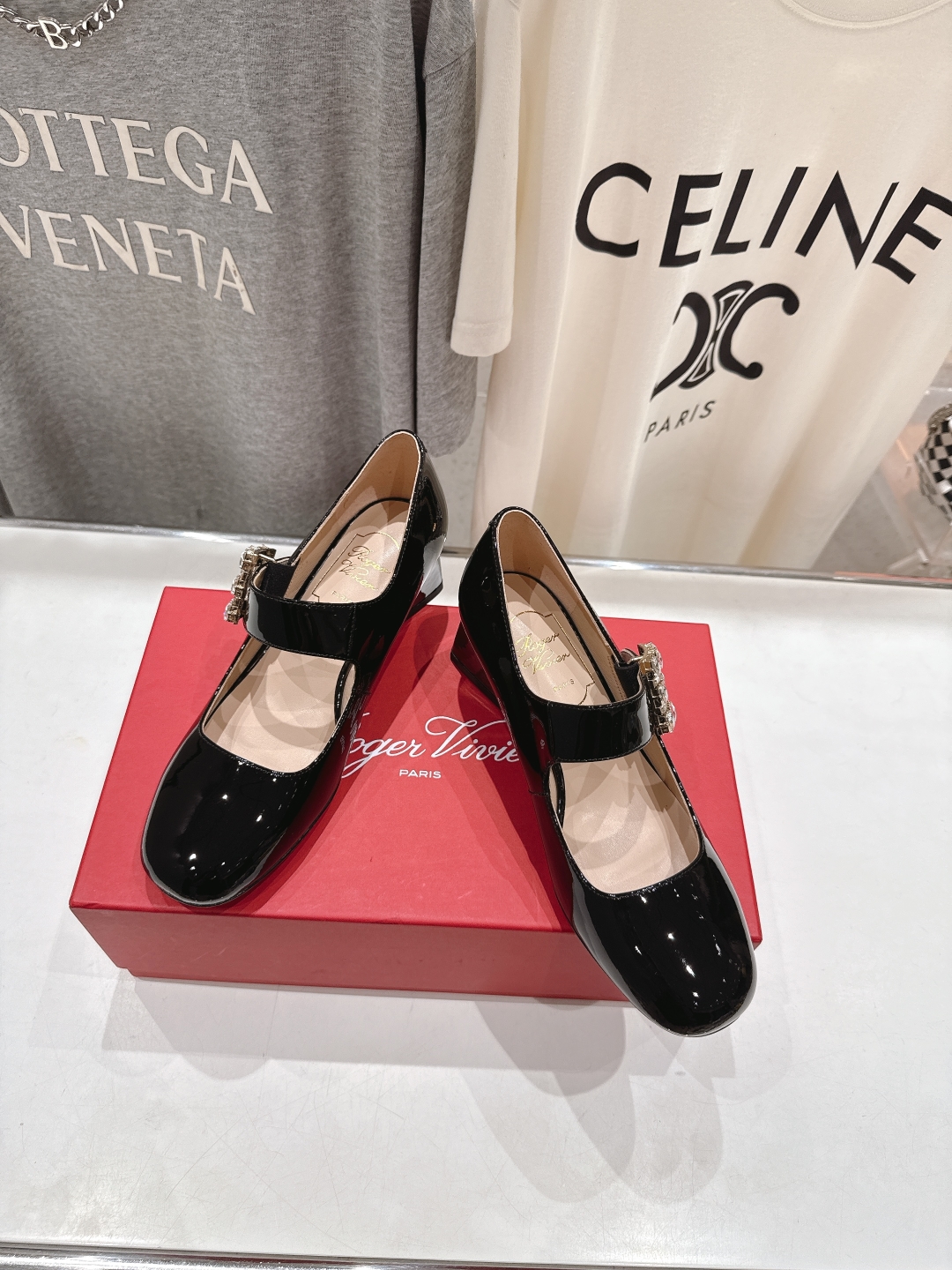 高版本出厂
 Roger vivier RV2025ss新款玛丽珍钻扣高跟鞋单鞋
上脚超好看的一款高跟鞋