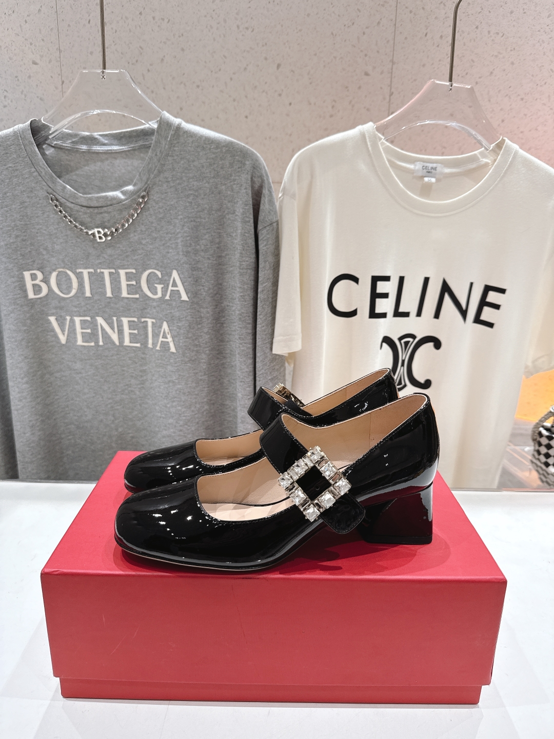 高版本出厂
 Roger vivier RV2025ss新款玛丽珍钻扣高跟鞋单鞋
上脚超好看的一款高跟鞋