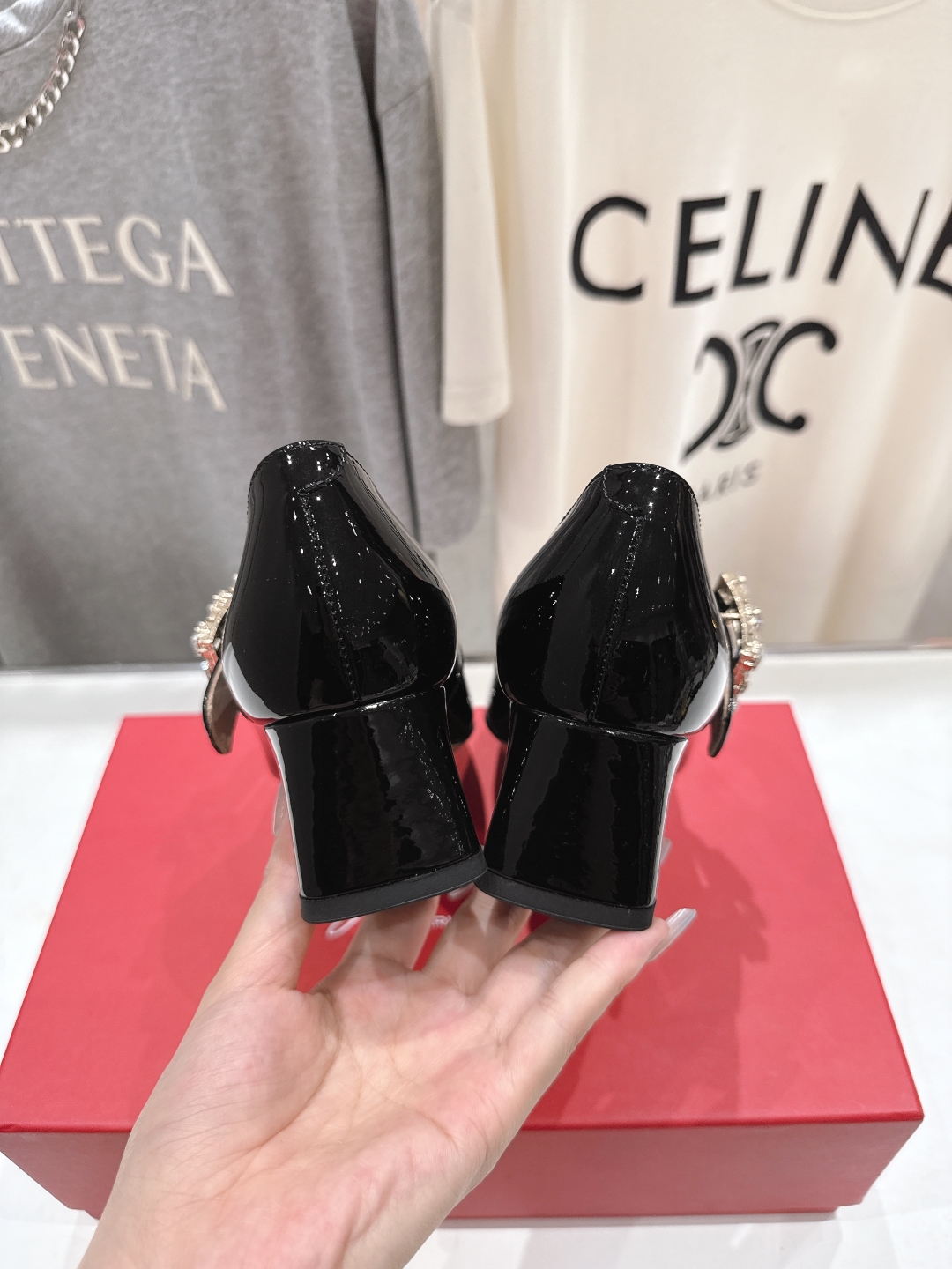 高版本出厂
 Roger vivier RV2025ss新款玛丽珍钻扣高跟鞋单鞋
上脚超好看的一款高跟鞋