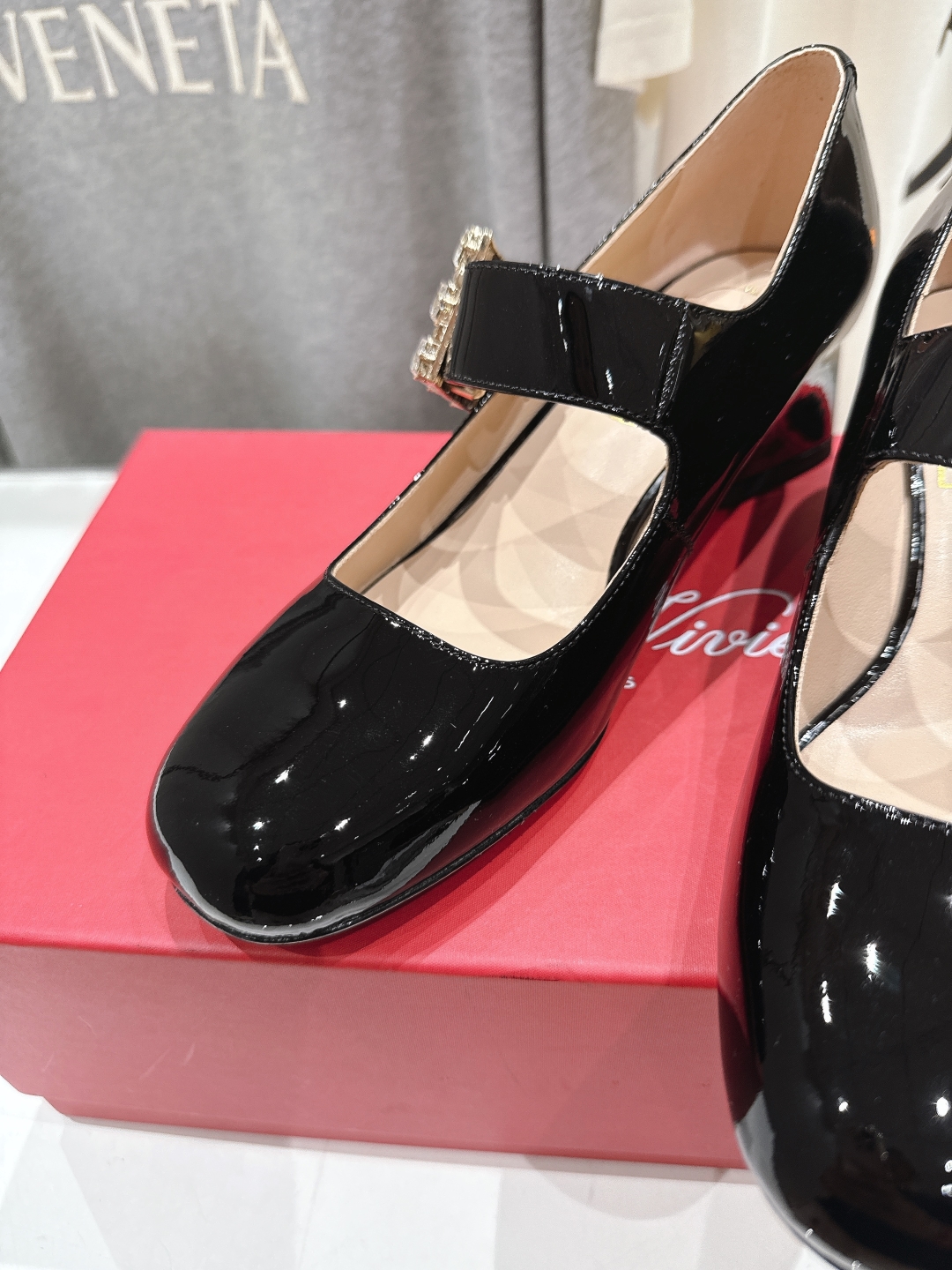 高版本出厂
 Roger vivier RV2025ss新款玛丽珍钻扣高跟鞋单鞋
上脚超好看的一款高跟鞋