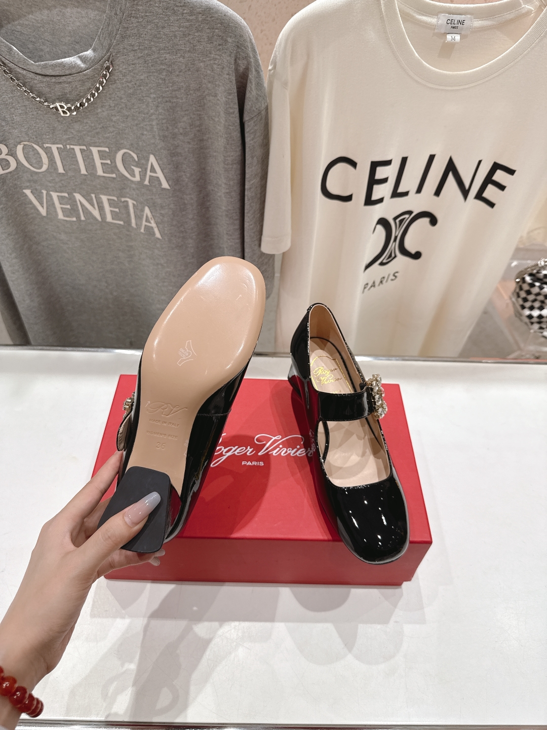 高版本出厂
 Roger vivier RV2025ss新款玛丽珍钻扣高跟鞋单鞋
上脚超好看的一款高跟鞋