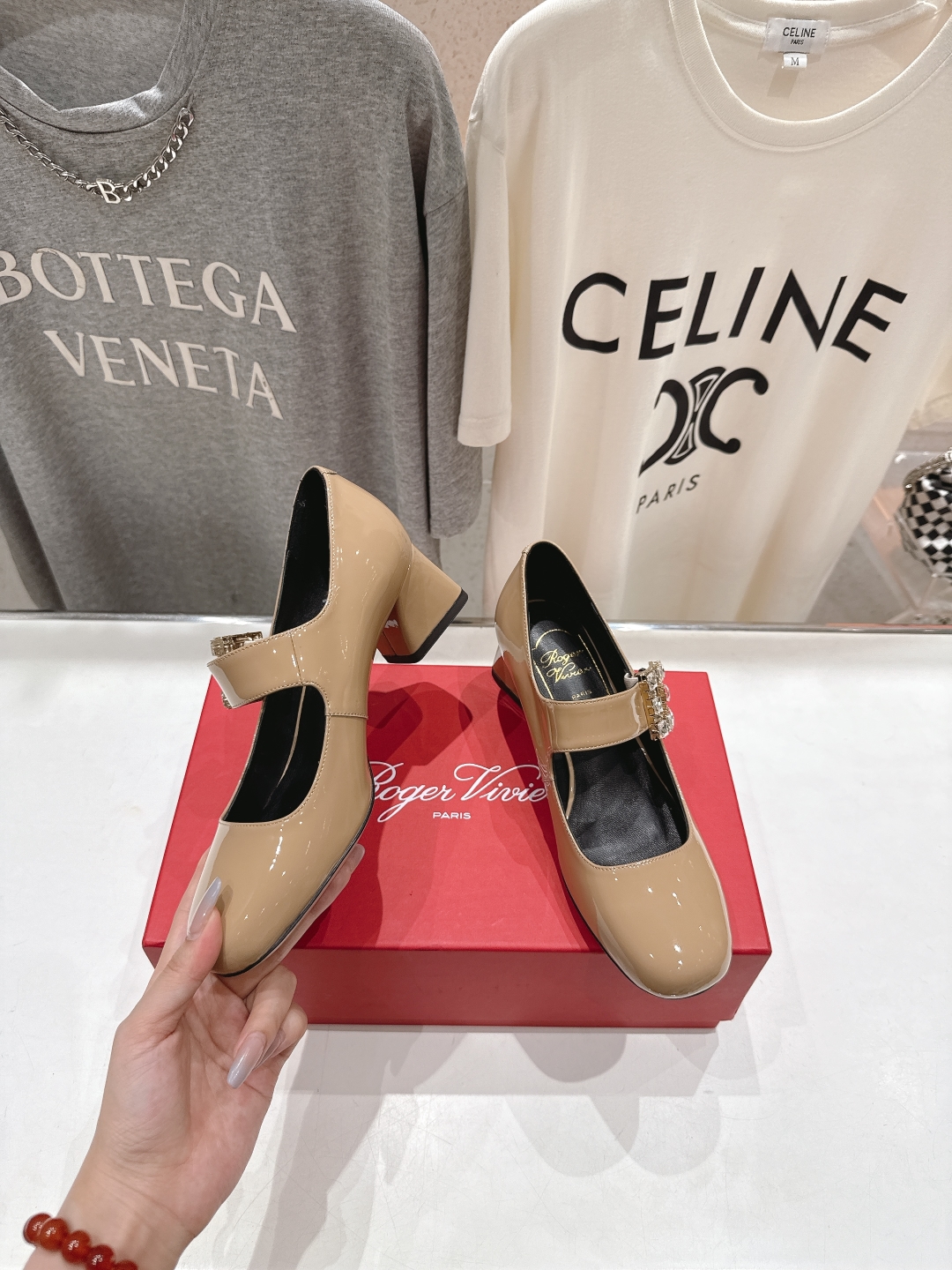 高版本出厂
 Roger vivier RV2025ss新款玛丽珍钻扣高跟鞋单鞋
上脚超好看的一款高跟鞋