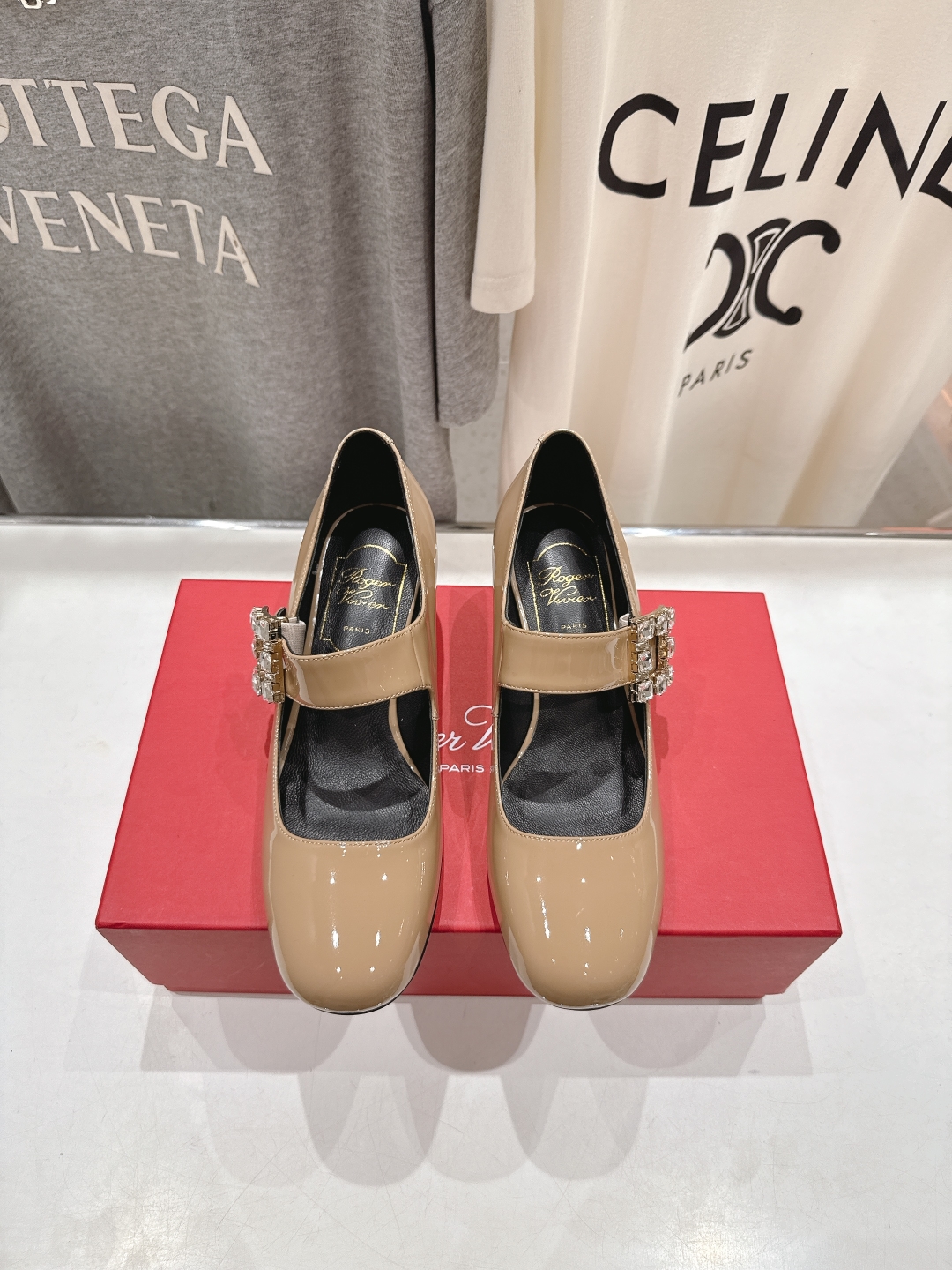 高版本出厂
 Roger vivier RV2025ss新款玛丽珍钻扣高跟鞋单鞋
上脚超好看的一款高跟鞋