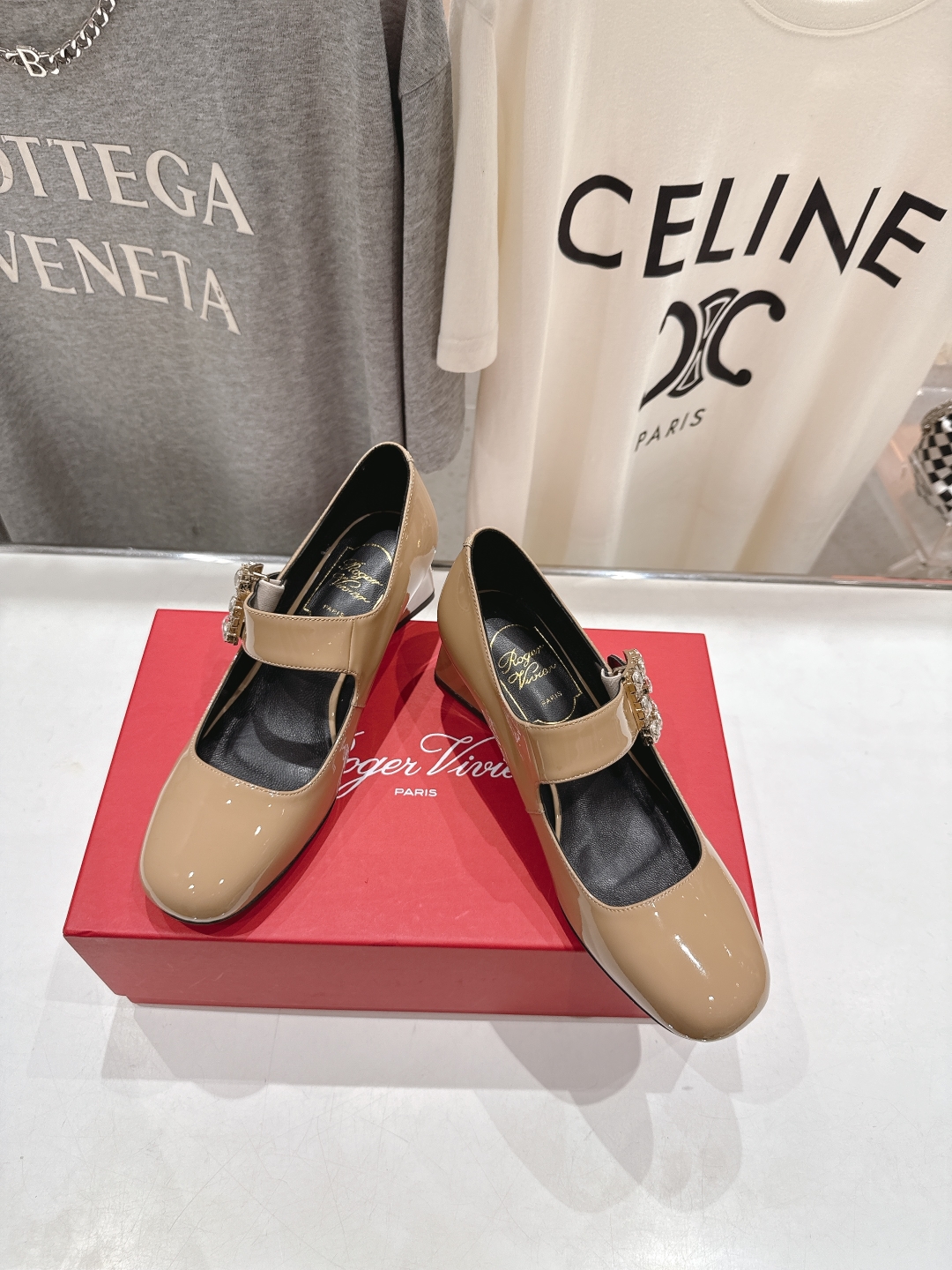高版本出厂
 Roger vivier RV2025ss新款玛丽珍钻扣高跟鞋单鞋
上脚超好看的一款高跟鞋