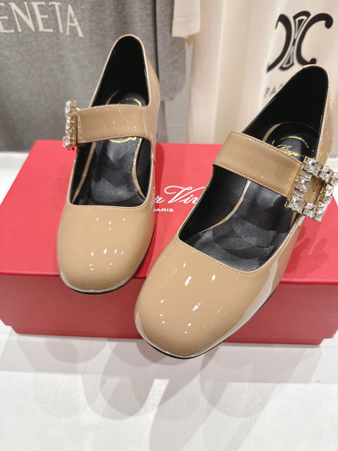 高版本出厂
 Roger vivier RV2025ss新款玛丽珍钻扣高跟鞋单鞋
上脚超好看的一款高跟鞋