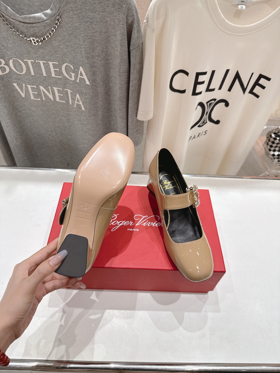 高版本出厂
 Roger vivier RV2025ss新款玛丽珍钻扣高跟鞋单鞋
上脚超好看的一款高跟鞋