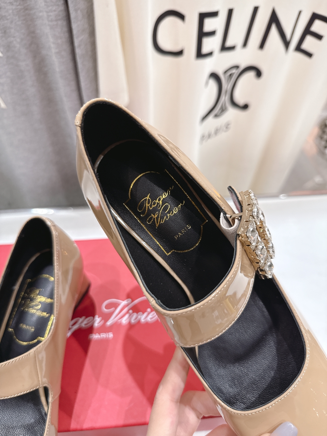 高版本出厂
 Roger vivier RV2025ss新款玛丽珍钻扣高跟鞋单鞋
上脚超好看的一款高跟鞋
