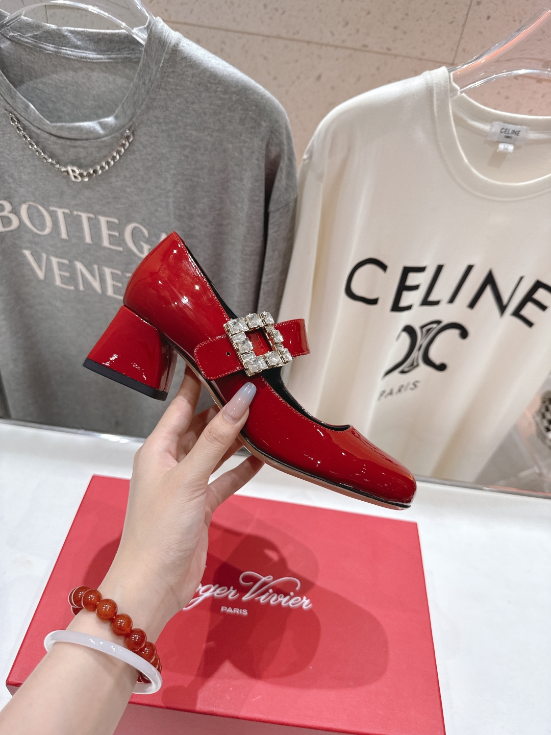 高版本出厂
 Roger vivier RV2025ss新款玛丽珍钻扣高跟鞋单鞋
上脚超好看的一款高跟鞋
