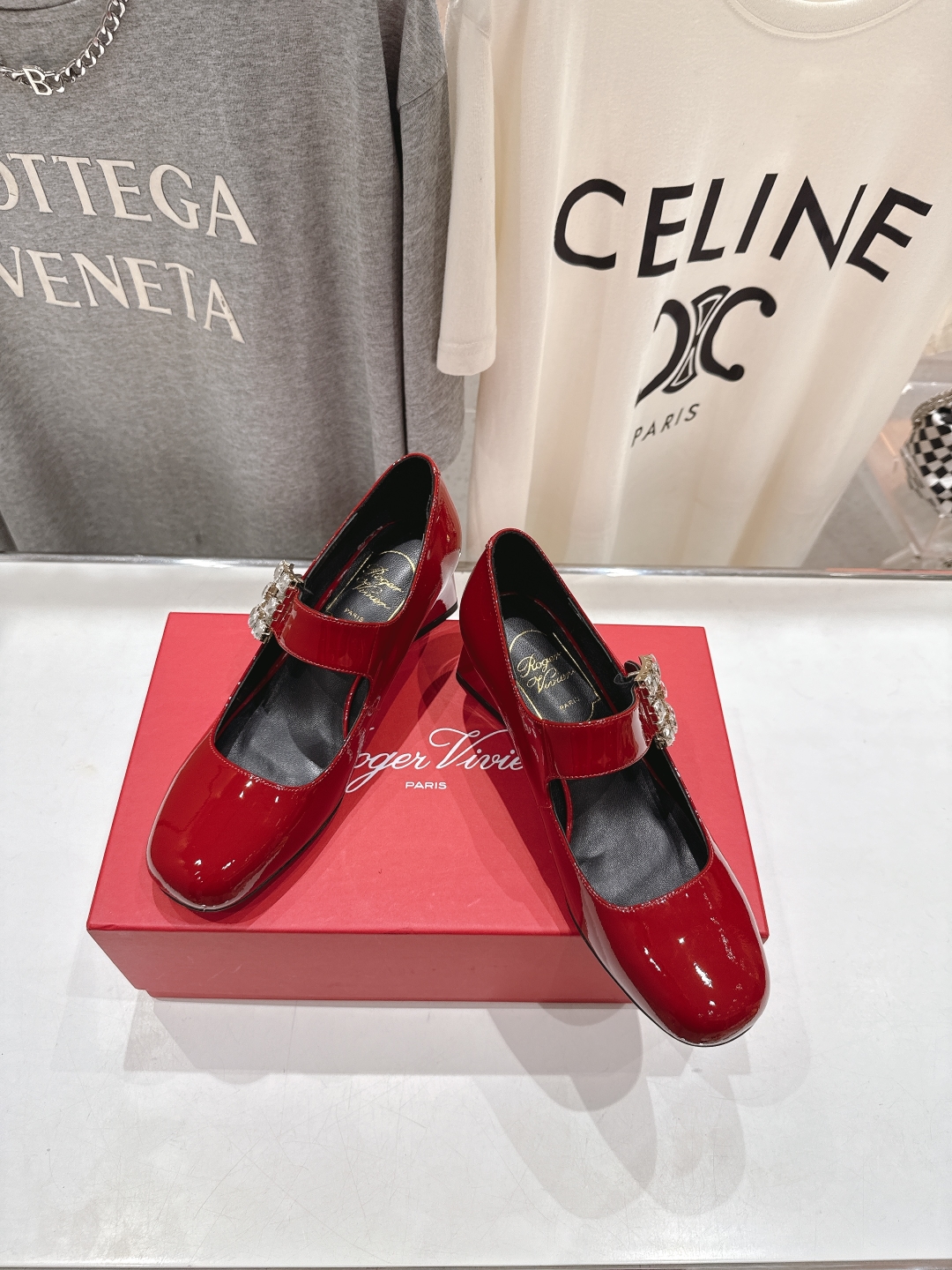 高版本出厂
 Roger vivier RV2025ss新款玛丽珍钻扣高跟鞋单鞋
上脚超好看的一款高跟鞋