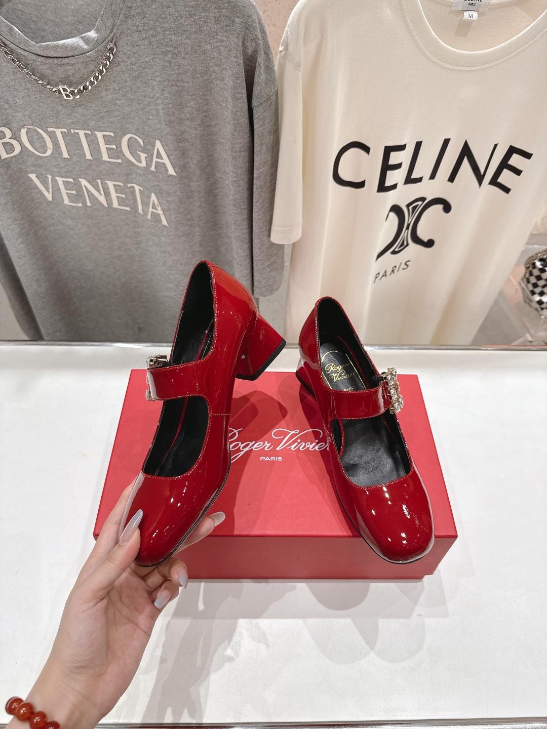 高版本出厂
 Roger vivier RV2025ss新款玛丽珍钻扣高跟鞋单鞋
上脚超好看的一款高跟鞋