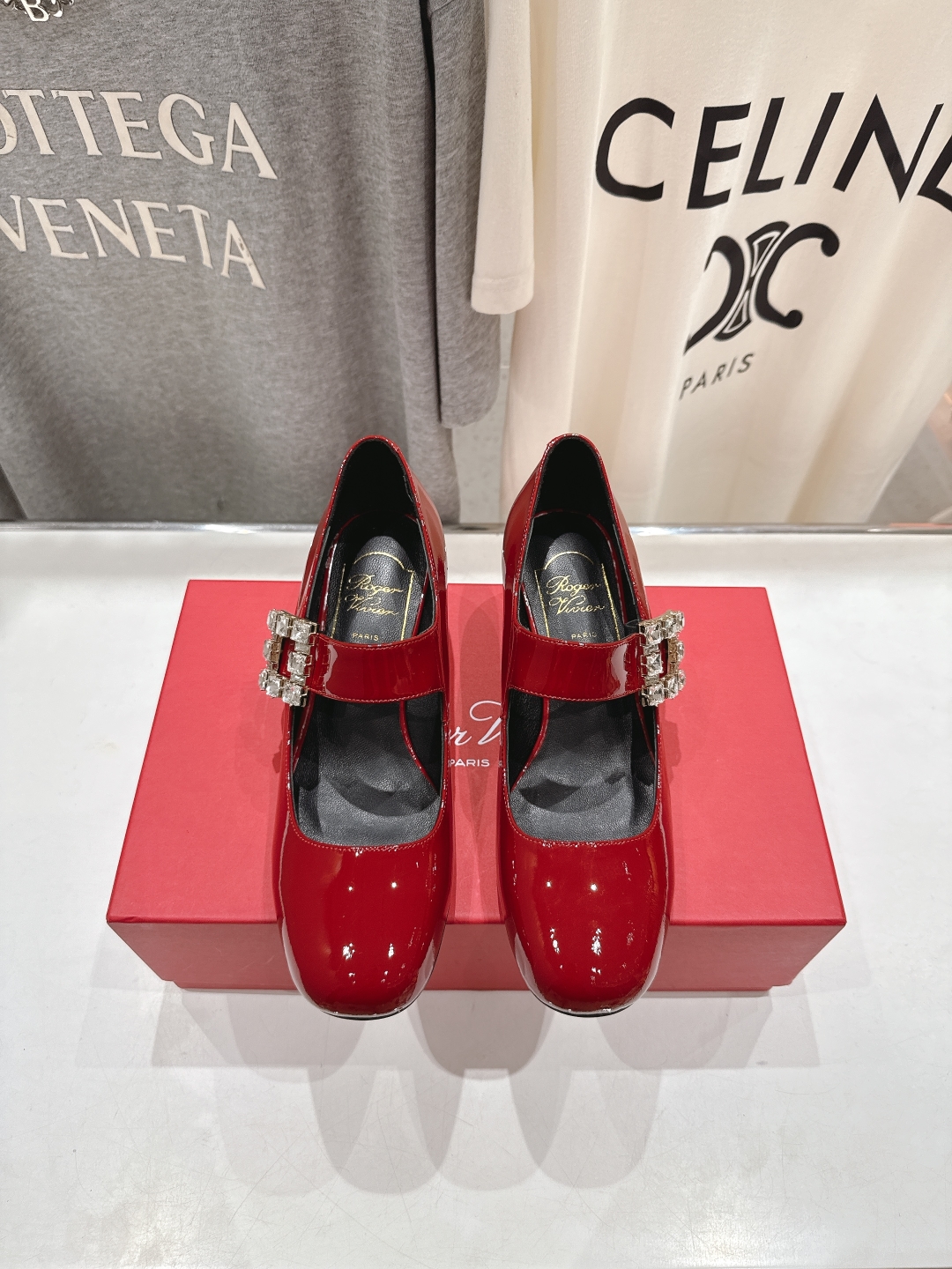 高版本出厂
 Roger vivier RV2025ss新款玛丽珍钻扣高跟鞋单鞋
上脚超好看的一款高跟鞋