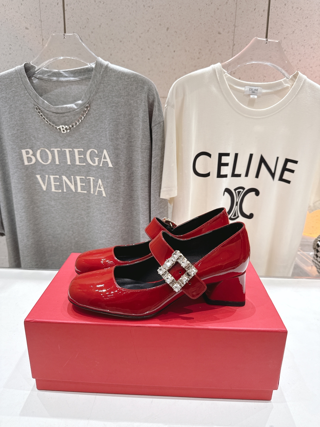高版本出厂
 Roger vivier RV2025ss新款玛丽珍钻扣高跟鞋单鞋
上脚超好看的一款高跟鞋