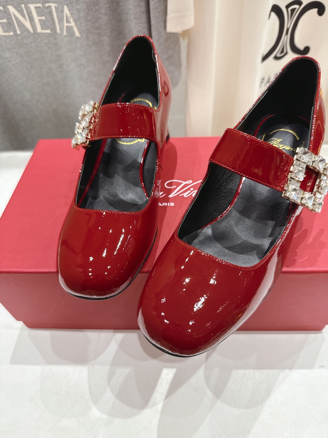 高版本出厂
 Roger vivier RV2025ss新款玛丽珍钻扣高跟鞋单鞋
上脚超好看的一款高跟鞋