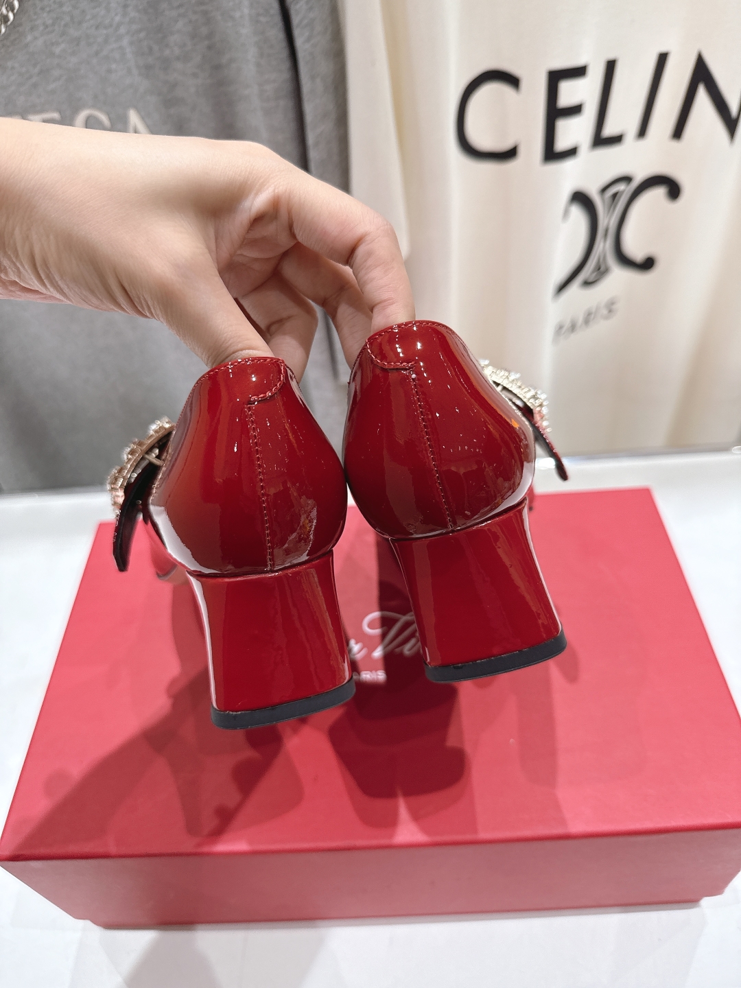 高版本出厂
 Roger vivier RV2025ss新款玛丽珍钻扣高跟鞋单鞋
上脚超好看的一款高跟鞋
