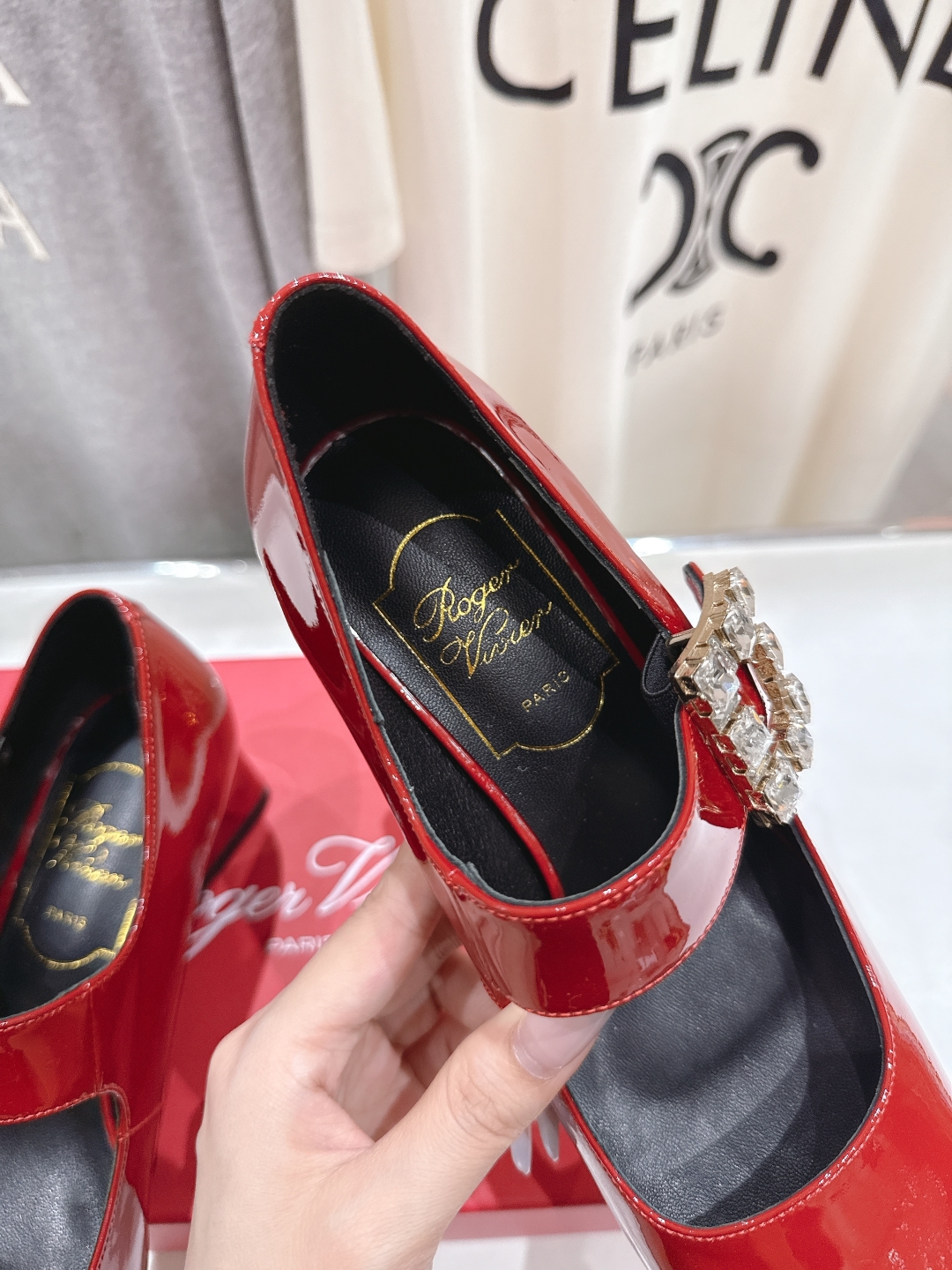 高版本出厂
 Roger vivier RV2025ss新款玛丽珍钻扣高跟鞋单鞋
上脚超好看的一款高跟鞋