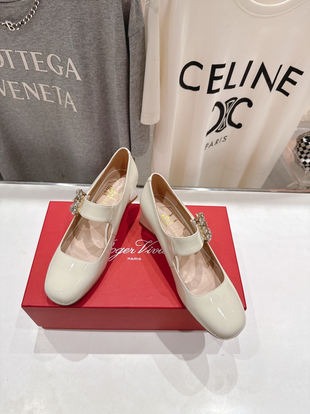 高版本出厂
 Roger vivier RV2025ss新款玛丽珍钻扣高跟鞋单鞋
上脚超好看的一款高跟鞋