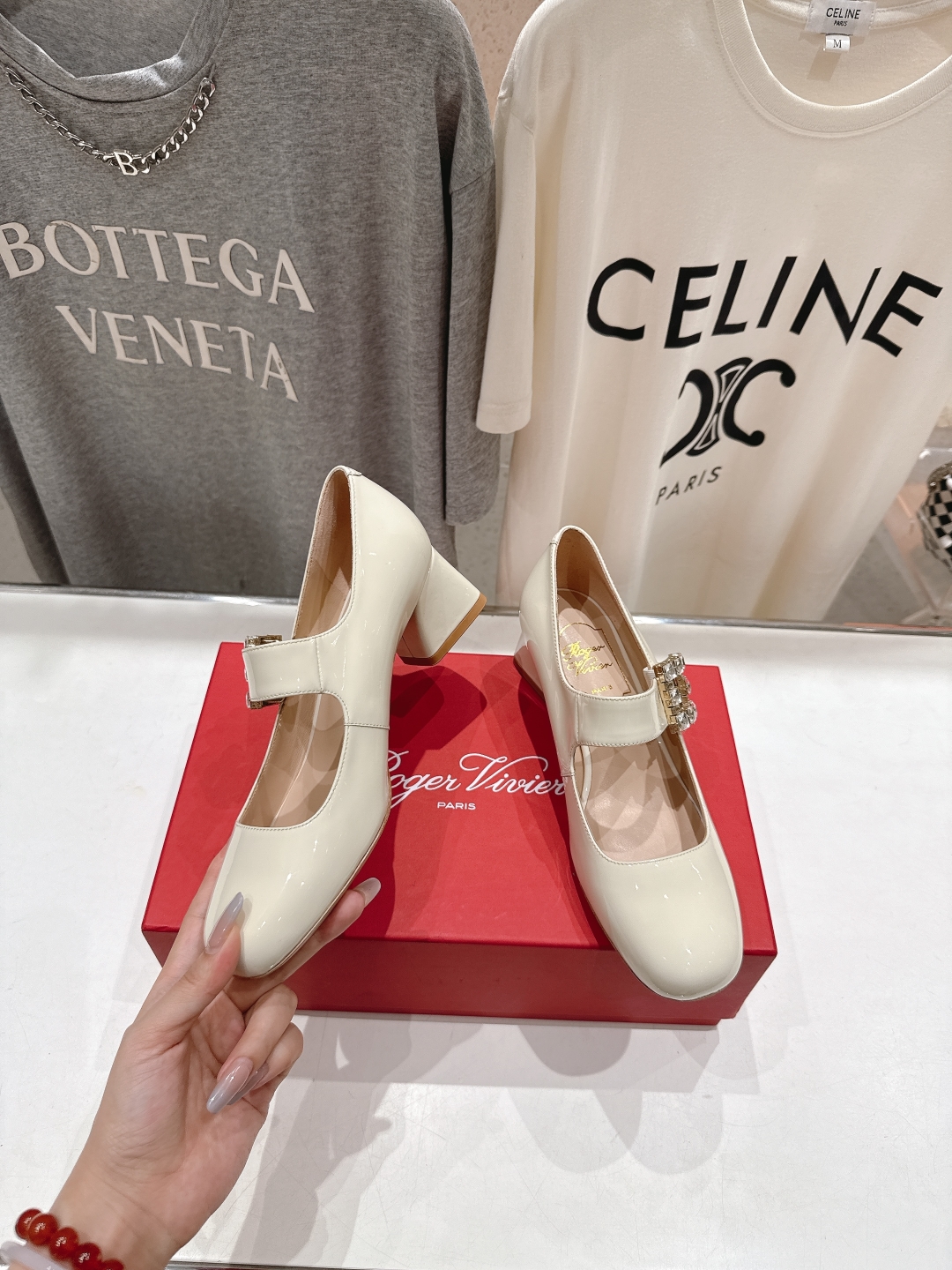 高版本出厂
 Roger vivier RV2025ss新款玛丽珍钻扣高跟鞋单鞋
上脚超好看的一款高跟鞋