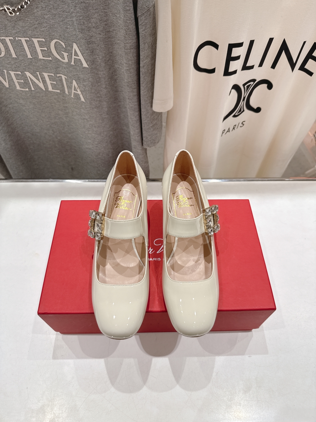 高版本出厂
 Roger vivier RV2025ss新款玛丽珍钻扣高跟鞋单鞋
上脚超好看的一款高跟鞋