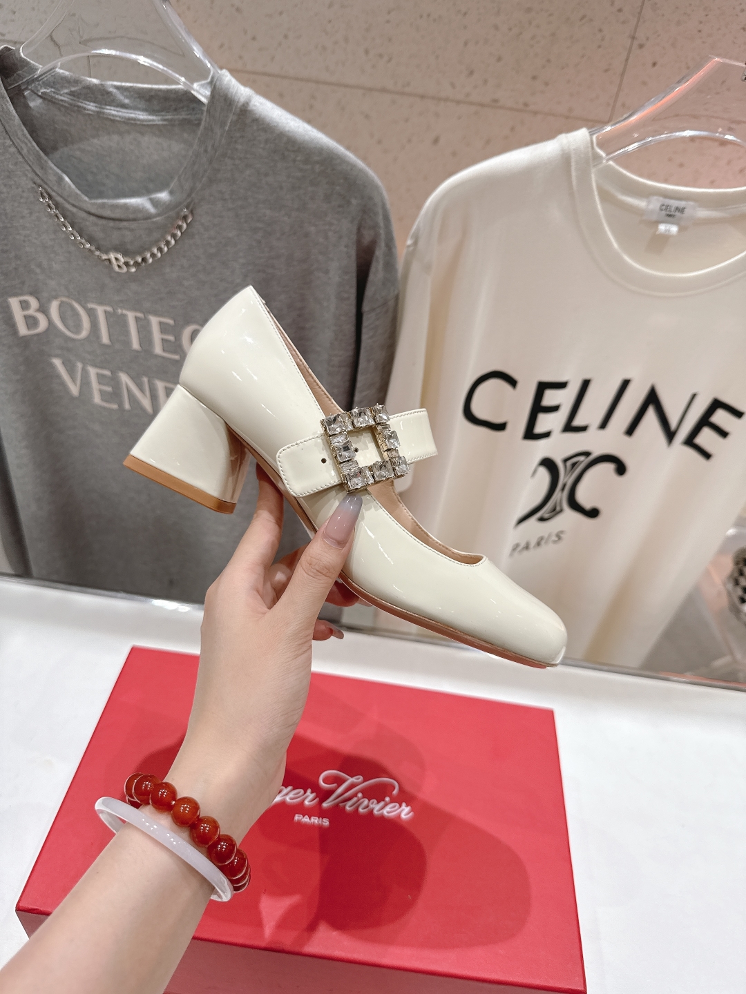 高版本出厂
 Roger vivier RV2025ss新款玛丽珍钻扣高跟鞋单鞋
上脚超好看的一款高跟鞋